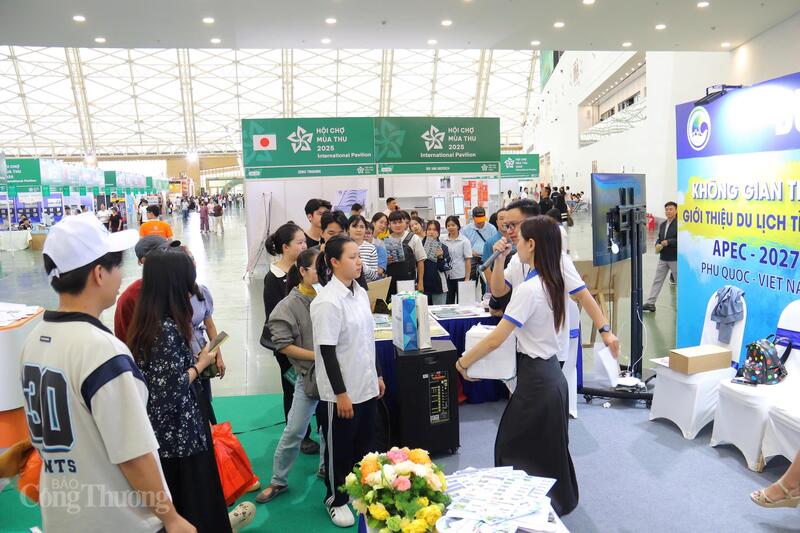 Không khí sôi động với âm nhạc, ánh sáng và trình diễn thời trang tạo nên bản giao hưởng của văn hóa Việt thời hội nhập