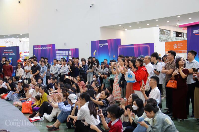 Du khách hòa mình vào giai điệu dân tộc vang lên giữa không gian hiện đại, cảm nhận hơi thở của văn hóa sống