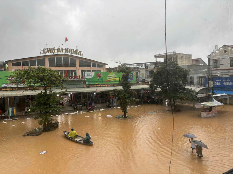 Hiện nay, trên địa bàn TP. Đà Nẵng vẫn đang tiếp tục có mưa lớn, nước các sông lên nhanh, nguy cơ ngập sâu hiện hữu ở nhiều xã, phường trên toàn thành phố. Ảnh: Bình An