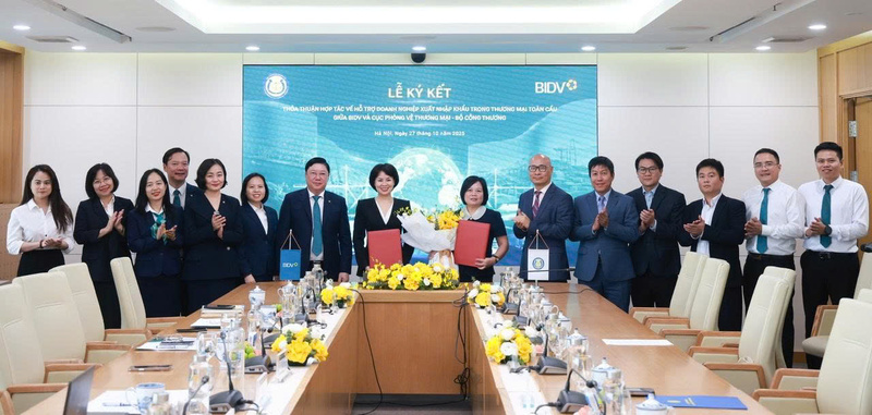 Đại diện BIDV và Cục Phòng vệ thương mại ký kết thỏa thuận hợp tác