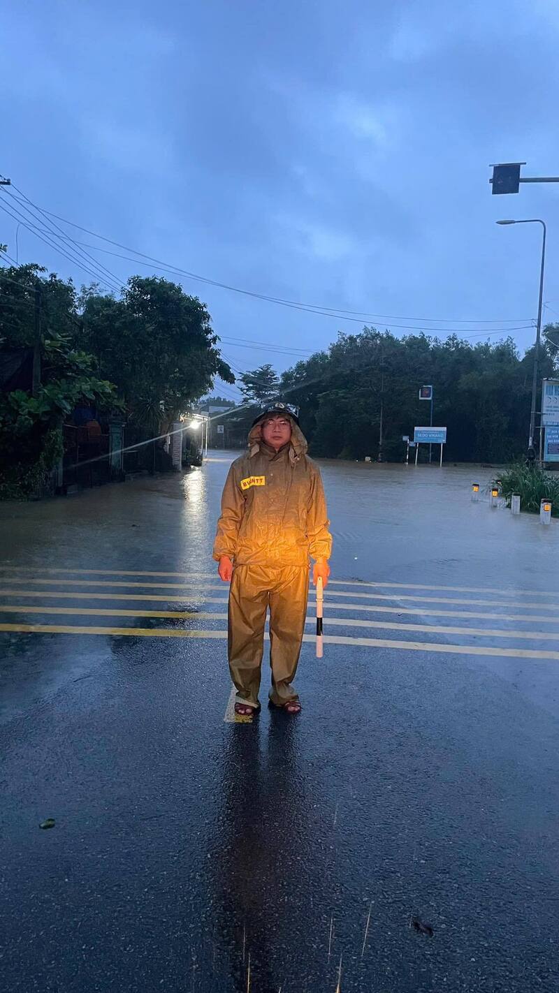 Lực lượng chức năng xã Duy Xuyên đã đặt biển cảnh báo, tổ chức chốt chặn ở những điểm ngập lụt. Ảnh: CA Duy Xuyên