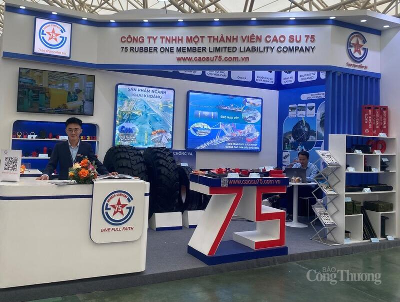 Gian hàng trưng bày sản phẩm của Công ty TNHH Một thành viên Cao su 75. Ảnh: Hải Linh