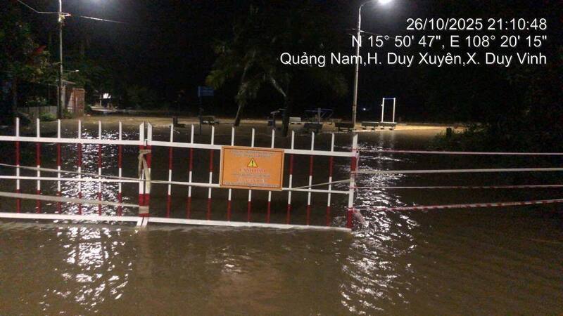 Đập Đông Bình (xã Nam Phước) ngập sâu trong đêm 26/10. Ảnh: Xã Nam Phước