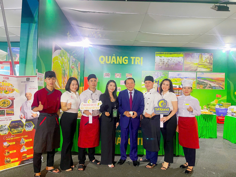 Bộ trưởng Bộ Văn hoá, Thể thao và Du lịch Nguyễn Văn Hùng chụp hình lưu niệm tại gian hàng ẩm thực của tỉnh Quảng Trị. Ảnh: Hoàng Bùi