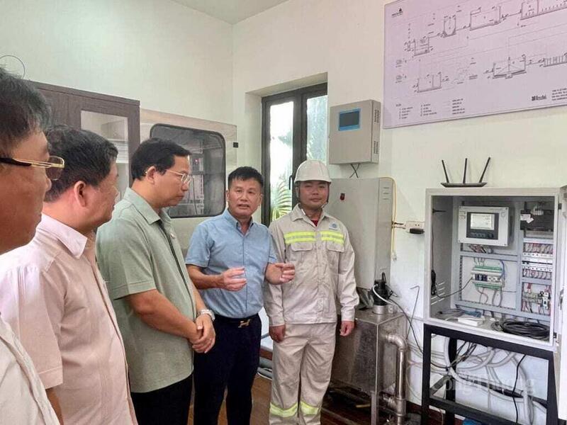 Đoàn Giám sát về môi trường của Quốc hội thực tế, thăm Phòng thí nghiệm và quan trắc nước thải tại Khu công nghiệp Nam Cầu Kiền. Ảnh: SN