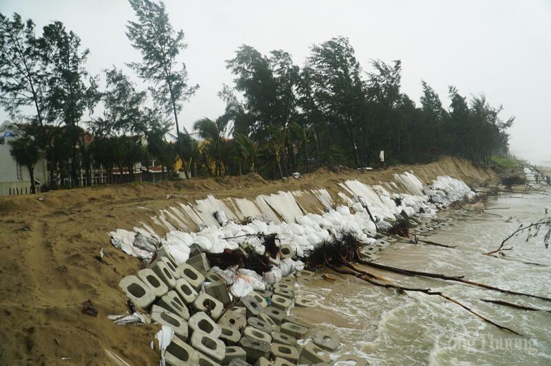 UBND phường Hội An Tây đã báo cáo UBND thành phố, xin ý kiến chỉ đạo về việc kè tạm khu vực bị sạt lở và dự kiến di dời khoảng 30 hộ kinh doanh và 01 hộ dân bị ảnh hưởng khi tình hình sạt lở diễn biến phức tạp.