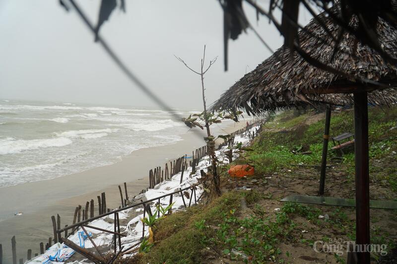 Tuy nhiên do mưa lớn, sóng mạnh, sạt lở tiếp tục tiếp diễn