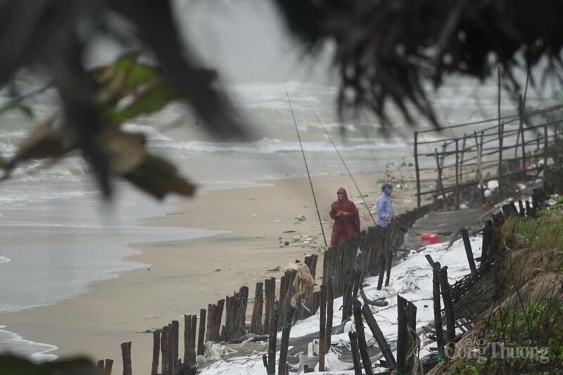 Một số người dân còn đi câu ở biển