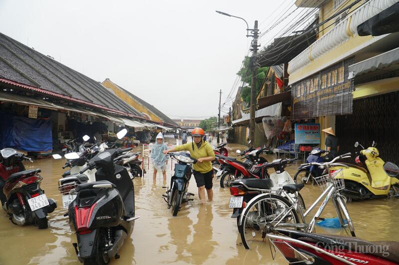 Khu vực quanh chợ Hội An nước lên nhanh
