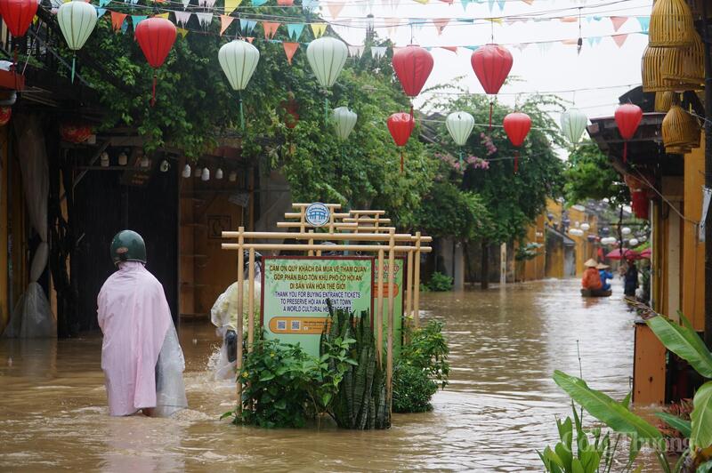 Nước liên tục dâng cao, ngập sâu vào sát đường Trần Phú.