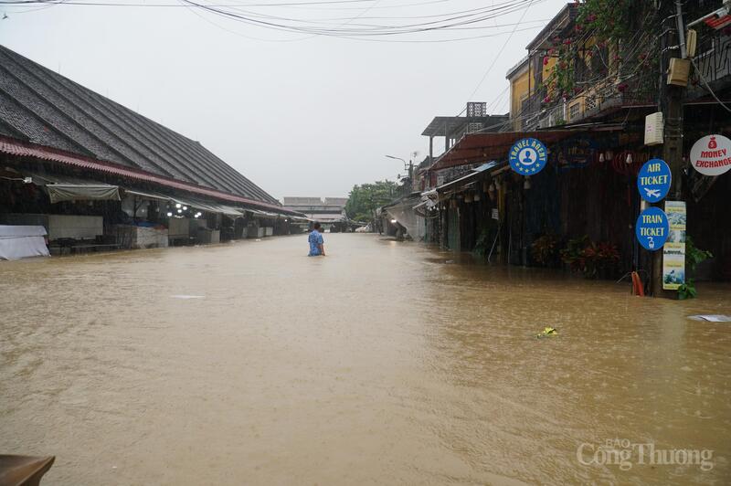 Khu vực chợ Hội An gần đường Nguyễn Thái Học nước ngập quá nửa người, vào trong sâu hơn giáo đường Bạch Đằng nước cao hơn 1m