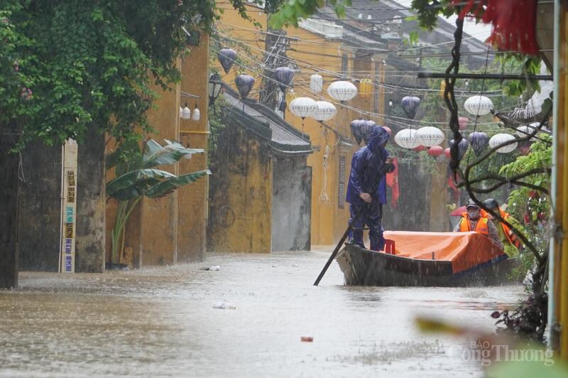 Bên phía phố cổ, ngay từ đêm 26/10, nước đã dâng lên đường Bạch Đằng, và đến trưa 27/10, khu vực đường Bạch Đằng ven sông đã ngập tới hơn 1m.