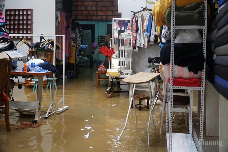 Nước tràn vào nhà người dân trên đường Nguyễn Thái Học