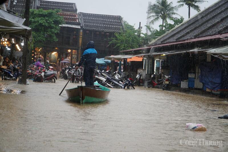 Các thuyền được huy động để hỗ trợ di dời du khách, trẻ nhỏ ra khỏi khu vực ngập cao