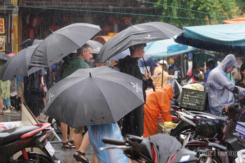 Dù trời mưa rất to và nước dâng nhanh, phố cổ Hội An vẫn có hàng nghìn du khách tham quan.