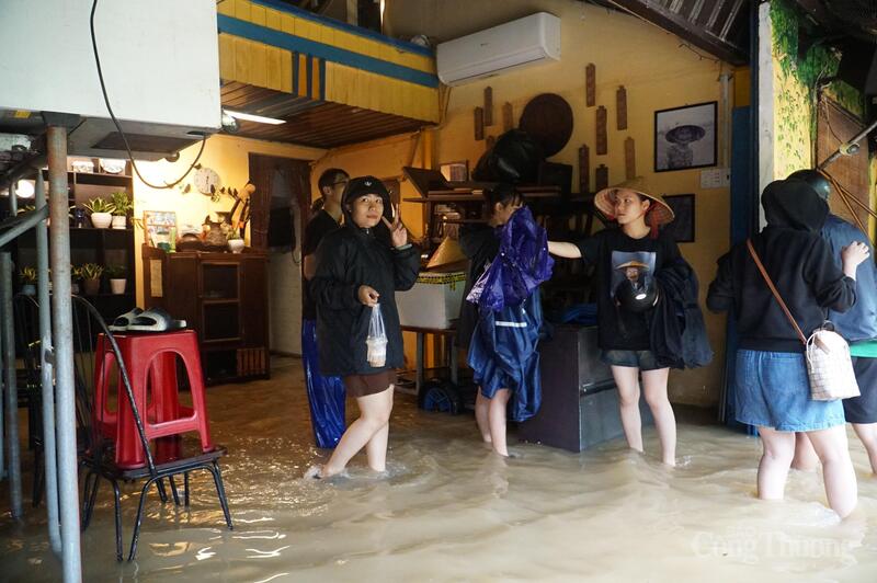 Người dân Hội An bình tĩnh ứng phó với mưa lũ.