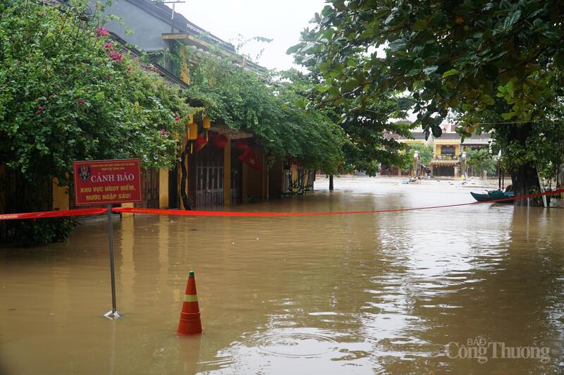 Tại các điểm nước dâng, lực lượng chức năng bố chăng dây, bố trí chốt chặn để người dân và du khách không đi vào nơi nước sâu nguy hiểm.