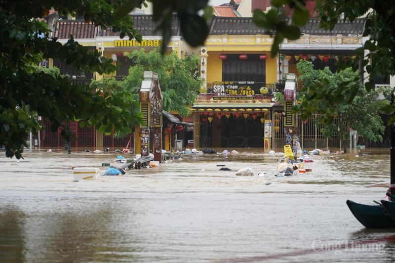Cầu An Hội bắc từ phố cổ Hội An sang khu An Hội chìm trong mênh mông nước
