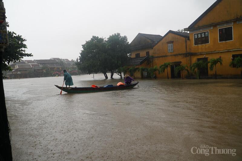 Phố cổ Hội An mùa mưa lũ.