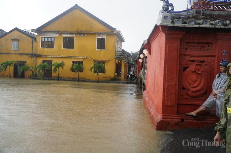 Mực nước lúc 13h00 ghi nhận xấp xỉ mép gầm Chùa Cầu