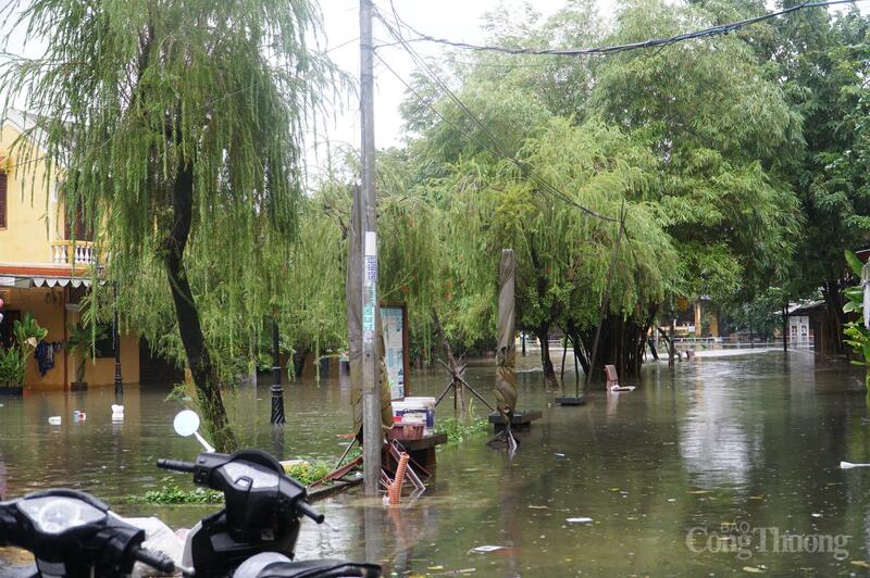 Ghi nhận tại phường Hội An, tính đến 13h00 ngày 27/10, nước sông dâng lên ngập nhiều tuyến đường.