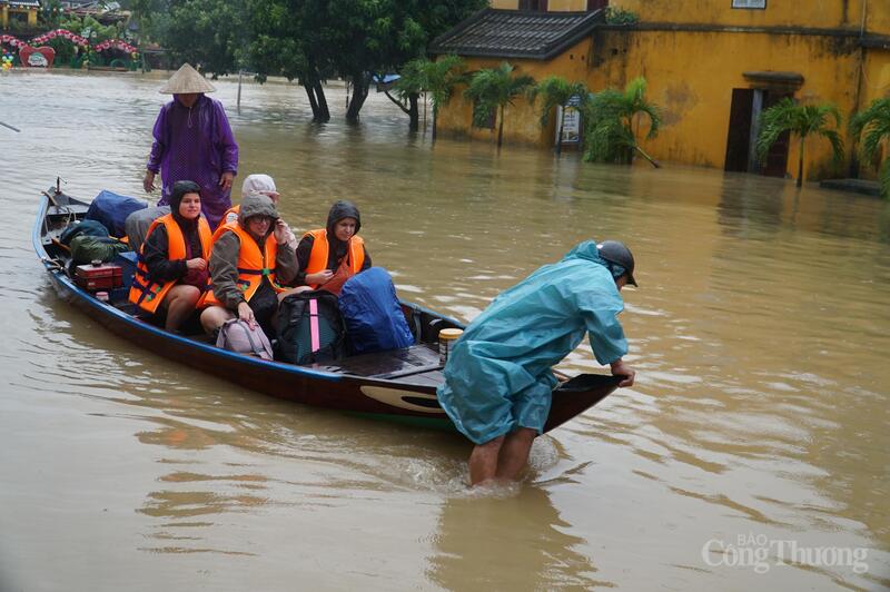 "Mực nước hiện tại thấp hơn so với mọi năm. Phường đã liên tục thông tin về tình hình mưa lớn và khả năng ngập, vì vậy, người dân đã chủ động kê cao đồ đạc. Người ở nhà thấp trũng chủ động sơ tán tại chỗ đến các nhà cao hơn. Các cơ sở kinh doanh cũng chủ động thuê thuyền để di dời du khách khỏi nơi ngập đến nơi an toàn", Chủ tịch UBND phường Hội An Nguyễn Tấn Cường thông tin.