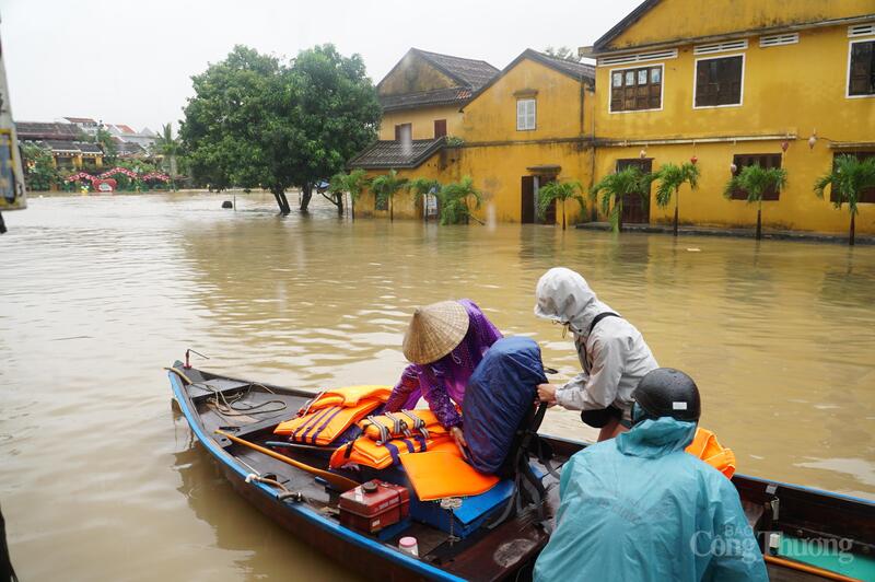 Ông Nguyễn Tấn Cường, Chủ tịch UBND phường Hồi An cho biết, mực nước sông Hoài đã gần mức báo động 3. Sáng nay, các hộ kinh doanh ven sông đã chủ động thuê thuyền để di dời hết du khách.