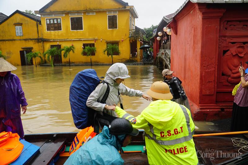 Phường Hội An bố trí lực lượng công an, quân sự hỗ trợ di chuyển du khách đến nơi an toàn.
