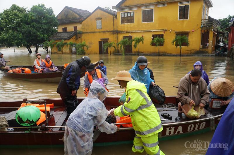 Lực lượng chức năng phường Hội An túc trực liên tục tại các điểm ngập để hỗ trợ người dân, du khách