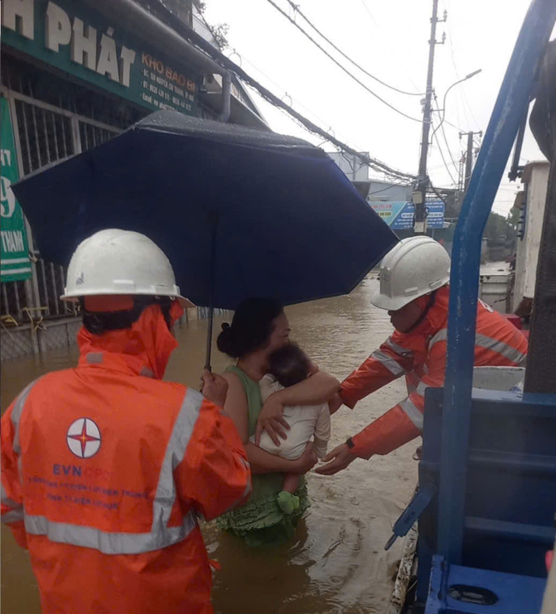 Kịp thời đưa 2 mẹ con vùng lũ đến nơi an toàn. Ảnh: Nguyễn Tuấn