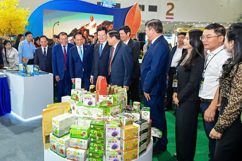 Các đồng chí lãnh đạo Đảng, Nhà nước thăm gian hàng trưng bày sản phẩm của tỉnh Quảng Trị. Ảnh: Hoàng Bùi