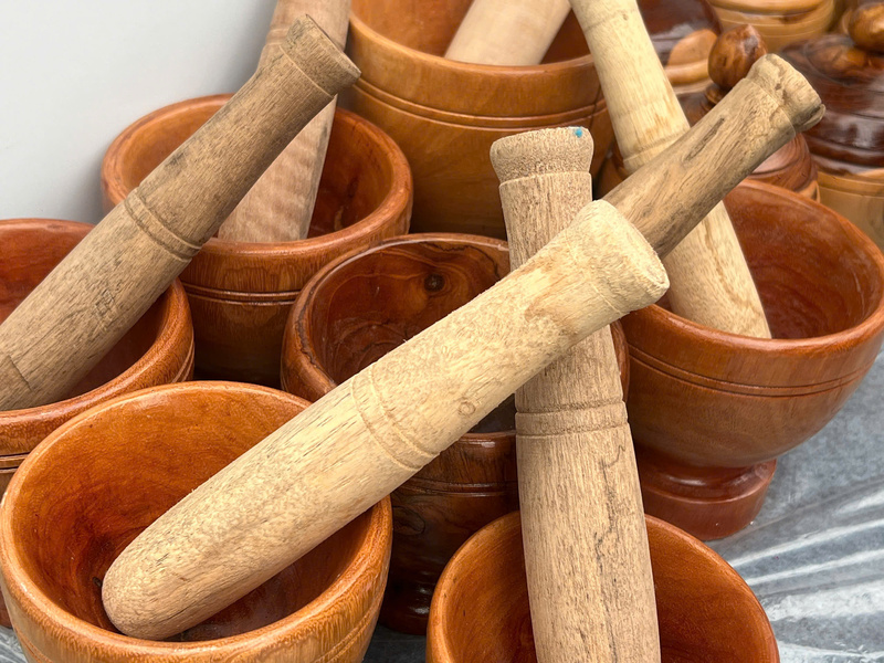 Sản phẩm gỗ thủ công từ đất nước bạn Lào thân thuộc với cuộc sống người Việt. Ảnh: Thanh Thảo.