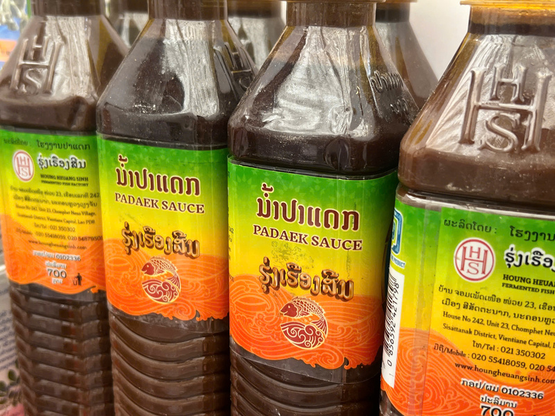 Những loại gia vị đặc trưng của Lào cũng đã được mang tới Hội chợ Mùa Thu lần thứ nhất - 2025. Ảnh: Thanh Thảo.