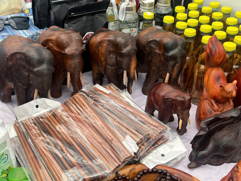 Tượng thủ công hình voi - biểu tượng của đất nước Lào. Ảnh: Thanh Thảo.