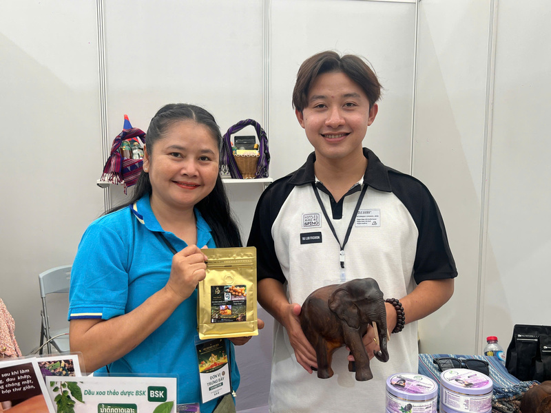 2 thương nhân đến từ doanh nghiệp Phetdavanh - Lào. Ảnh: Thanh Thảo.