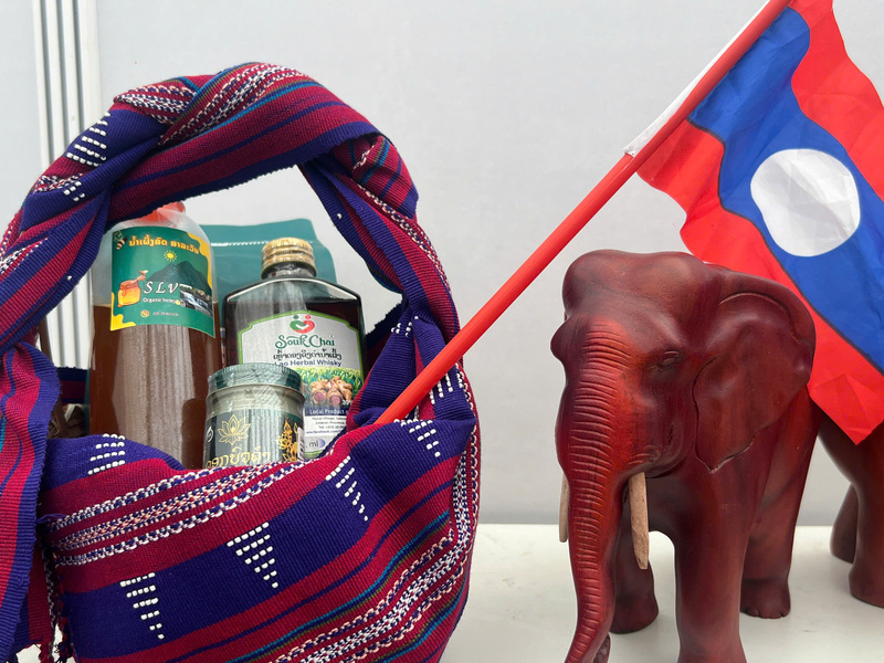 Set quà tặng, giỏ quà thân thương từ nước bạn Lào đã có mặt trên kệ tại hội chợ. Ảnh: Thanh Thảo.