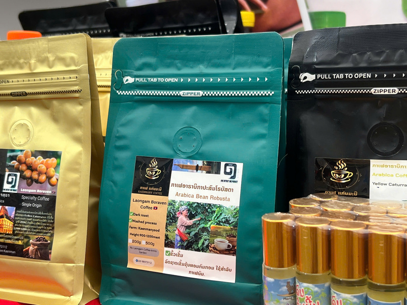 Cà phê thương hiệu Lào được giới thiệu với người tiêu dùng Việt tại Hội chợ Mùa Thu lần thứ nhất - 2025. Ảnh: Thanh Thảo.