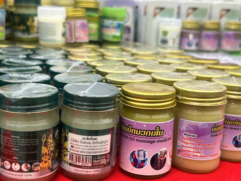 Các loại cao xoa bóp, hỗ trợ sức khoẻ cũng có mặt tại gian trưng bày của nước Lào tại Hội chợ Mùa Thu lần thứ nhất - 2025. Ảnh: Thanh Thảo.