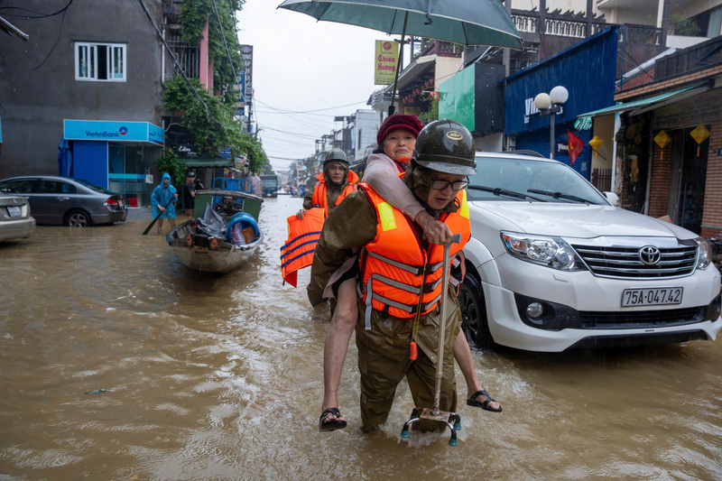 Lực lượng chức năng đưa bệnh nhân đến nơi an toàn trước diễn biến phức tạp của mưa lũ. Ảnh: Nguyễn Tuấn