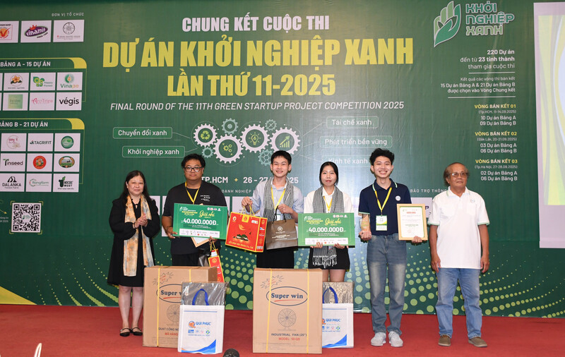 Ban atổ chức trao giải Nhì cho các dự án tại Bảng A. Ảnh: Minh Khuê.