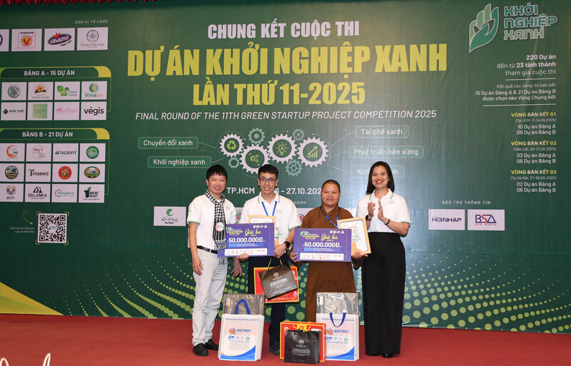 Ban Tổ chức trao giải Ba cho các dự án. Ảnh: Minh Khuê.