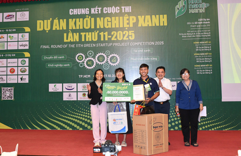 Ban Tổ chức trao giải Nhất cho dự án tại Bảng A. Ảnh: Minh Khuê.