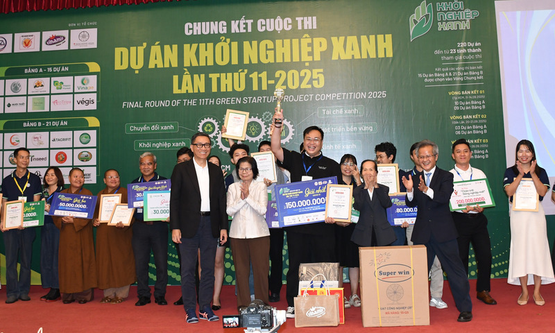 Ban Tổ chức trao giải Nhất cho dự án "Bittersweet Chocolatier - Phú Quốc (An Giang" cho Huỳnh Hoàng Nhật Trường. Ảnh: Minh Khuê.