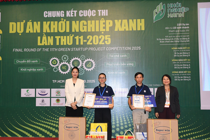 Ban Tổ chức trao giải Nhì cho các dự án tại Bảng B. Ảnh: Minh Khuê.