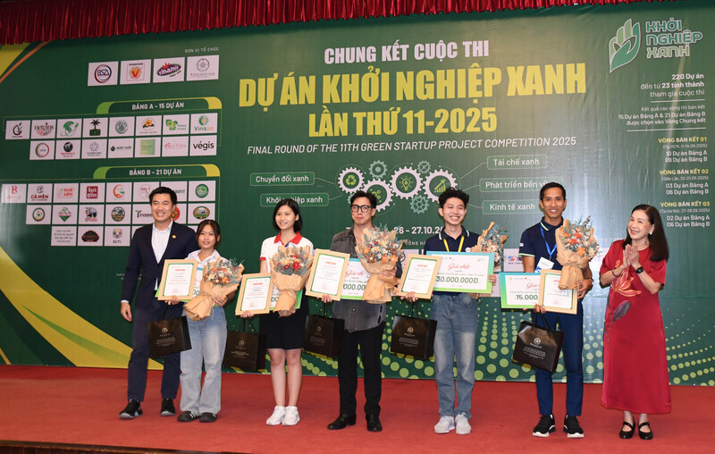 Ban atổ chức trao giải "Sáng kiến Xanh - Kinh tế Xanh" cho các dự án. Ảnh: Minh Khuê.