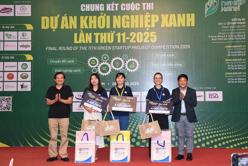 Ban Tổ chức trao giải "Hiệu ứng truyền thông" cho các dự án. Ảnh Minh Khuê.