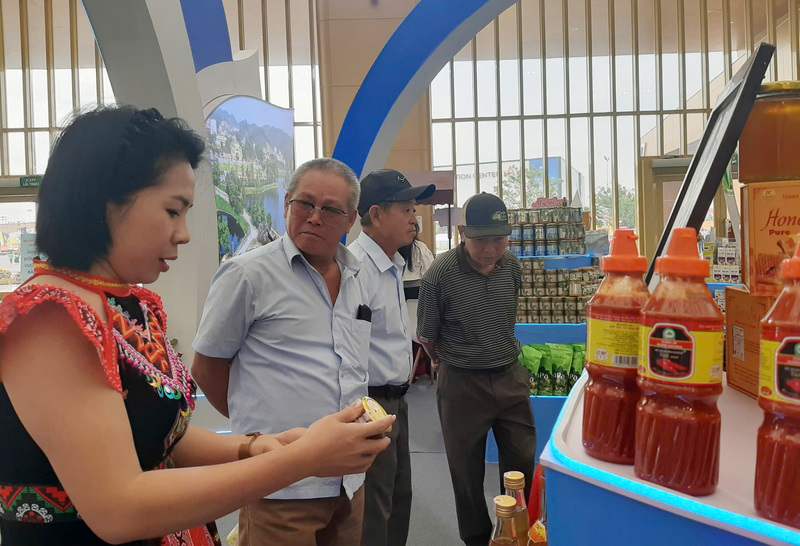 Gian hàng Công ty TNHH Xuất nhập khẩu Thiên Phong (Lào Cai). Ảnh: N.H.