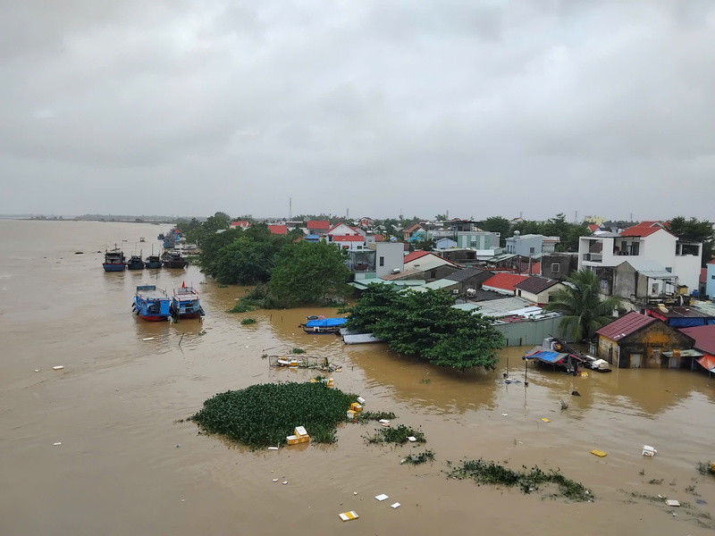 Nước bủa vây khu vực ven sông phường Hội An Tây. Ảnh: Bình An