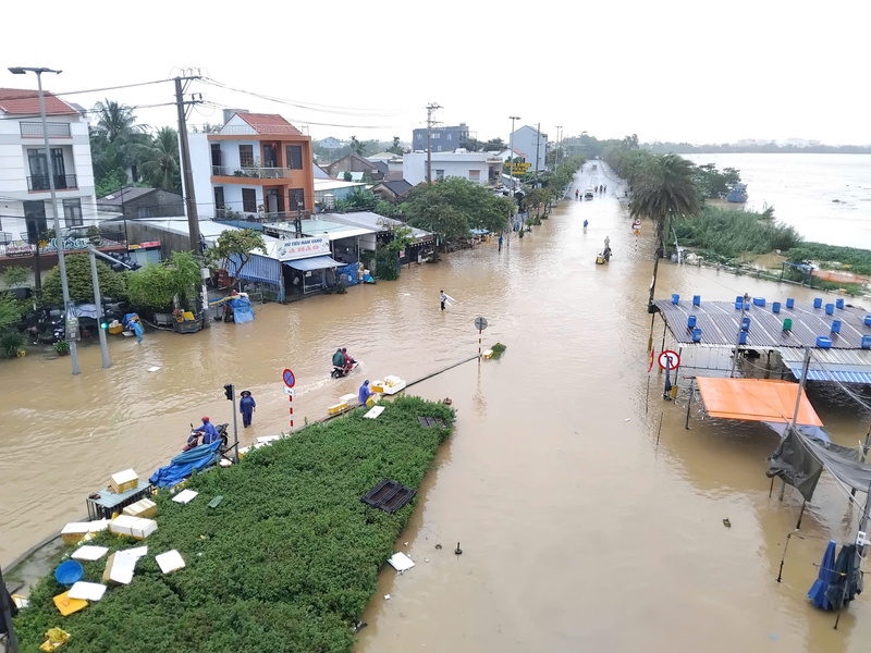 Phường Hội An Tây (gần Cẩm Kim) sáng ngay nước ngập sâu, có nơi hơn 0,5m. Ảnh: Bình An