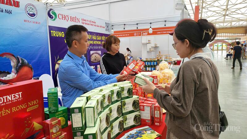 Công ty CP Tập đoàn thủy hải sản Việt Nam mang đến hội chợ nhiều sản phẩm thủy, hải sản đặc sản vùng miền từ Bắc đến Nam.